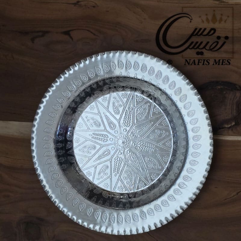 Alternative view of بشقاب خورشت خوری مسی طرح دار