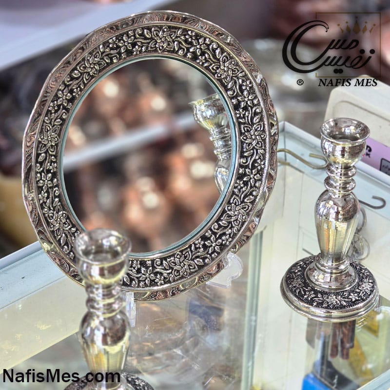 Alternative view of آینه و شمعدان کروم طرح نارینه  ( ساخته شده از مس خالص )